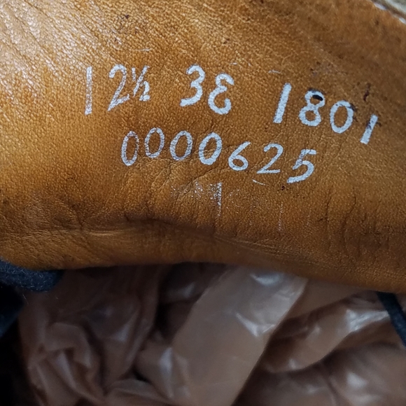 Allen Edmonds Stewart leather chukka Style shoes - Picture 7 of 8